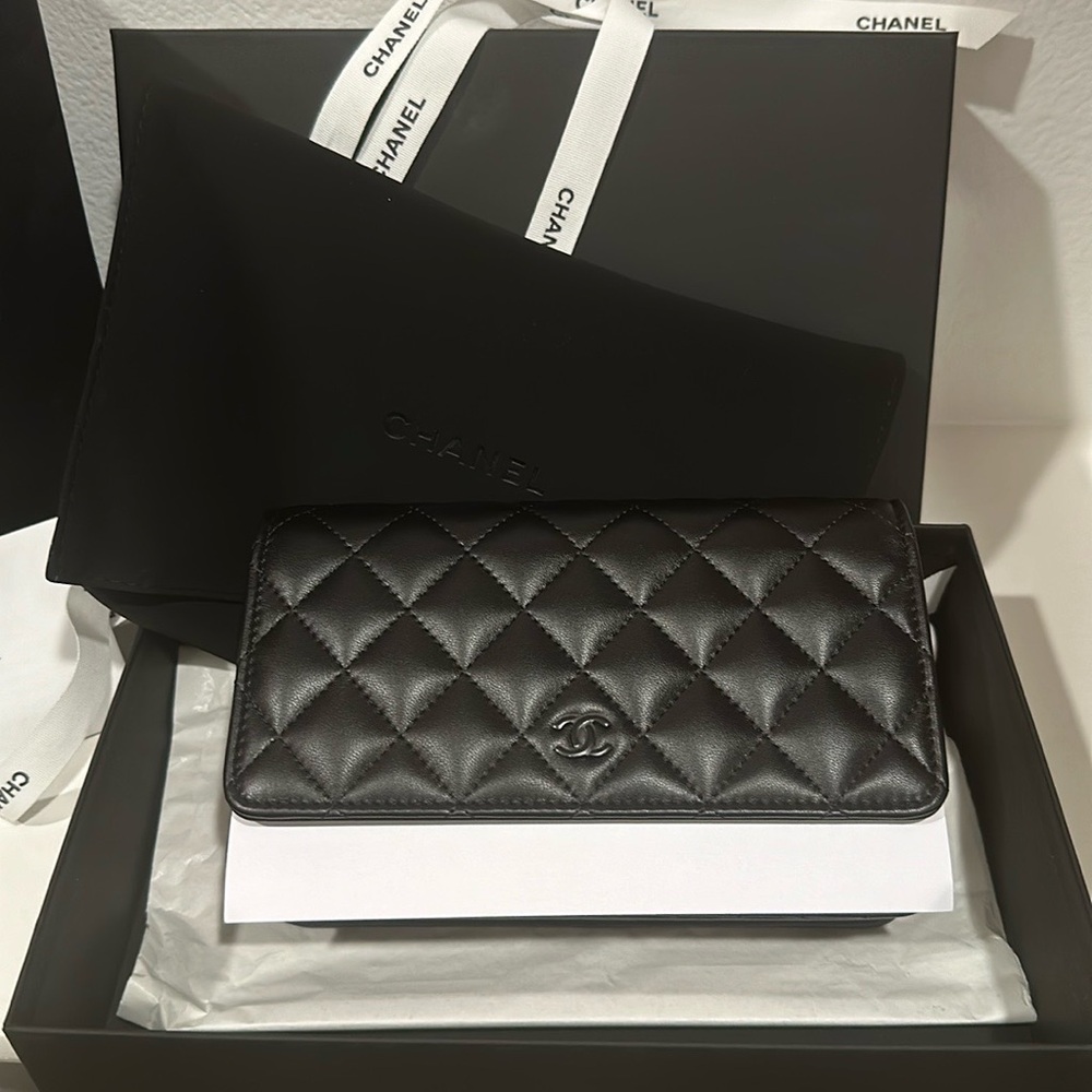 CHANEL Wallet on Chain. Black on black